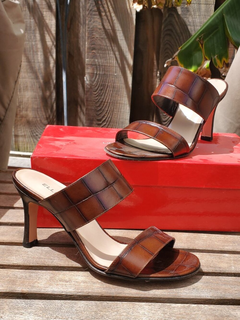 Ellen Tracy Brown Leather Crocodile patterned size 6 sandals